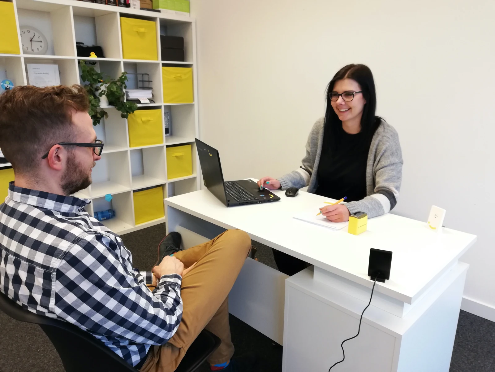 A demonstration service desk: sensors on both sides of the conversation and a platform for the advisor.